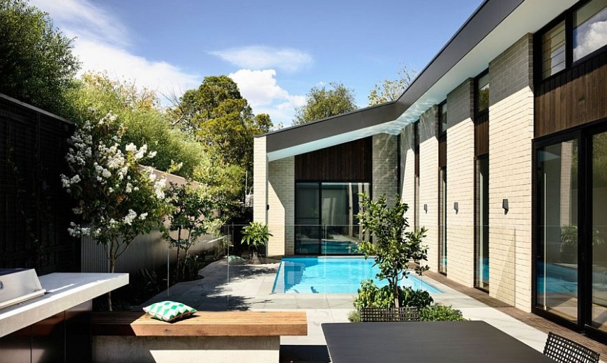 Picturesque Aussie Home Wraps Itself Around a Relaxing Central Courtyard