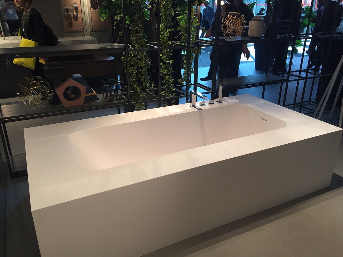 Contemporary bathtub in white from IDEAGROUP Bathrooms at Salone del Mobile 2016