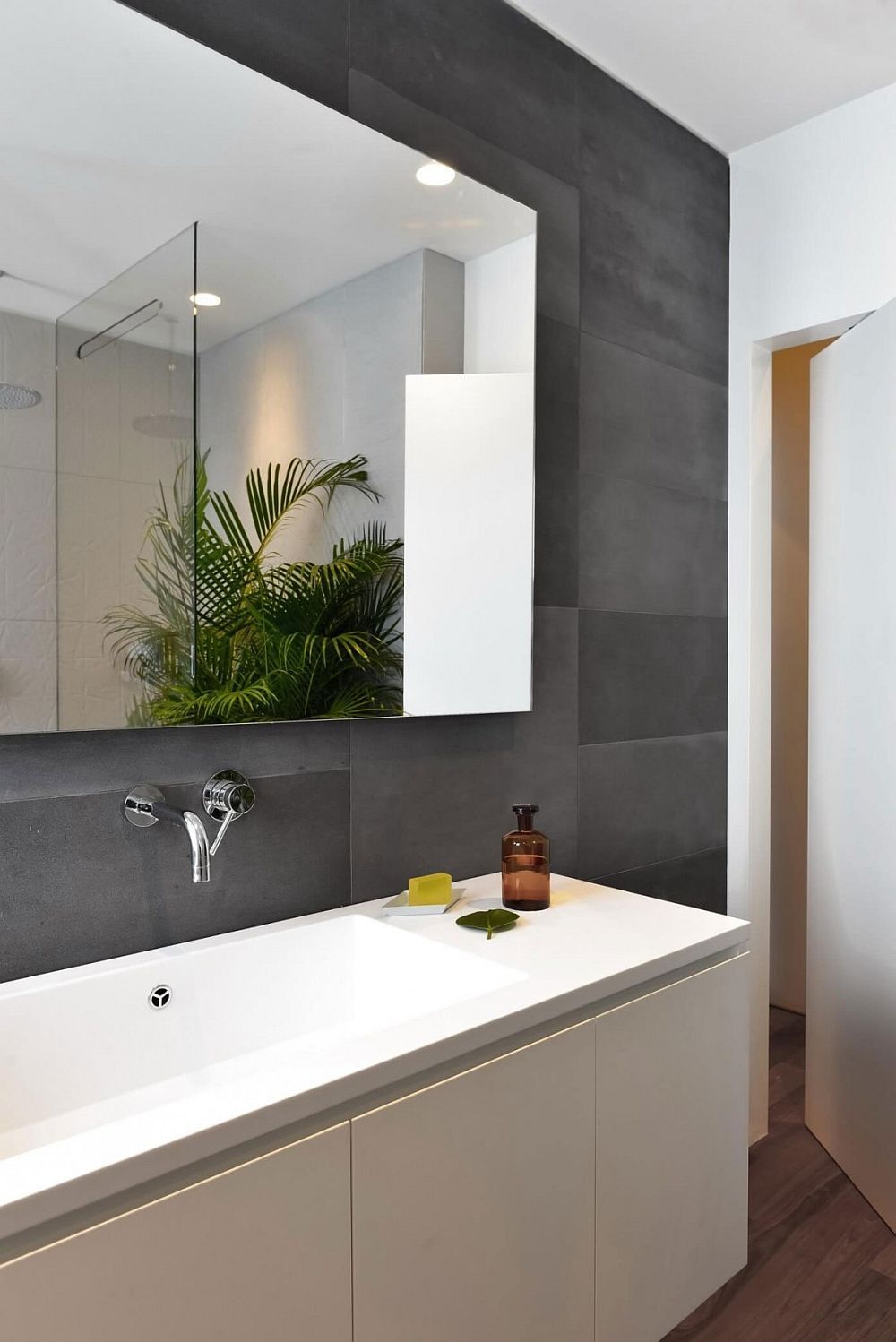 Fabulous modern bathroom with a white vanity