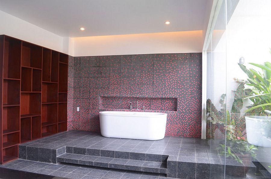 Glass wall for the bathroom brings the greenery inside