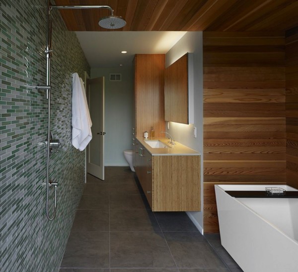 20 Rooms With Modern Wood Paneling Decoist   Horizontal Paneling In A Wooden Bathroom 600x547 