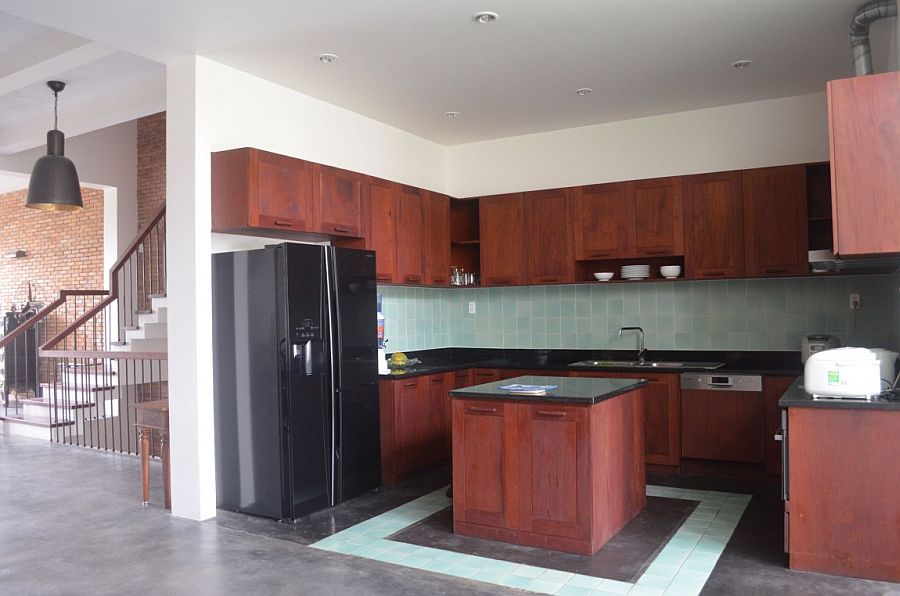 Kitchen with dark wooden elements gives the interior a rustic look