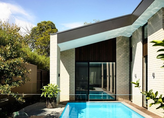 Picturesque Aussie Home Wraps Itself Around a Relaxing Central ...