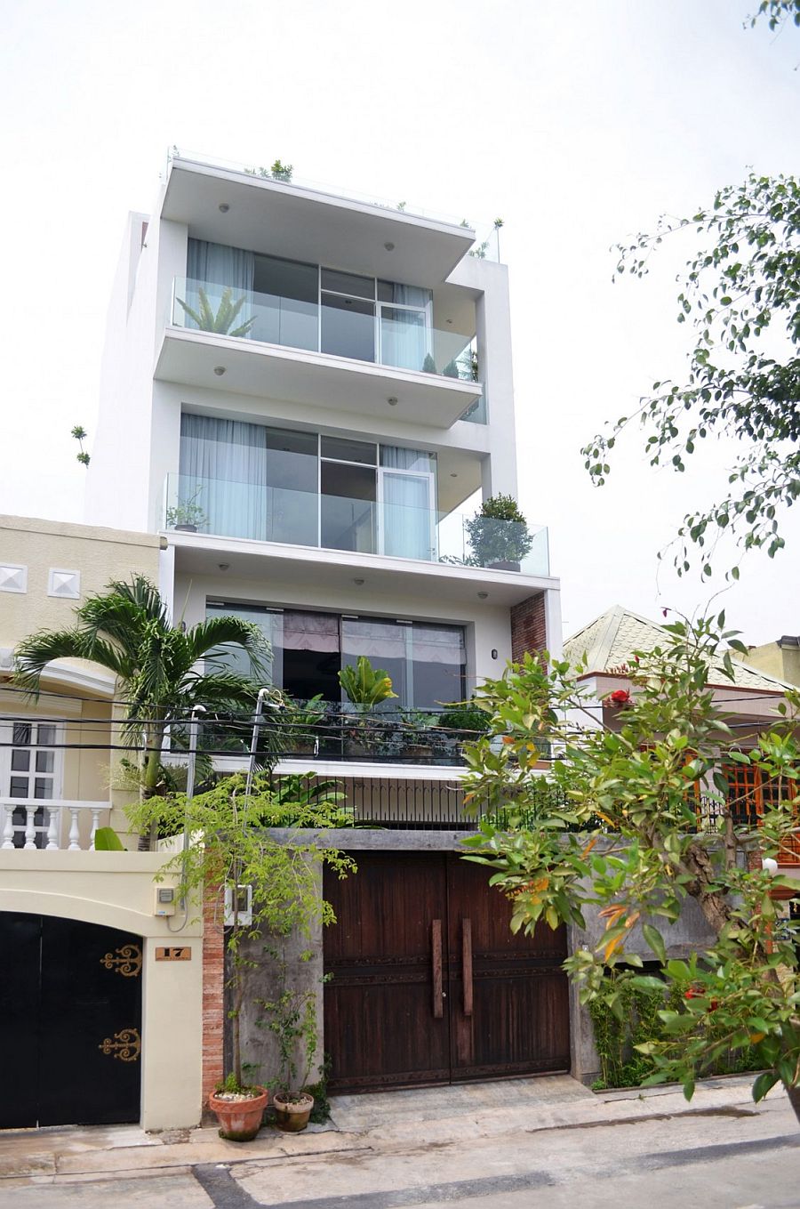 Modern and traditional architectural elements combined at the Ho Chi Minh City home