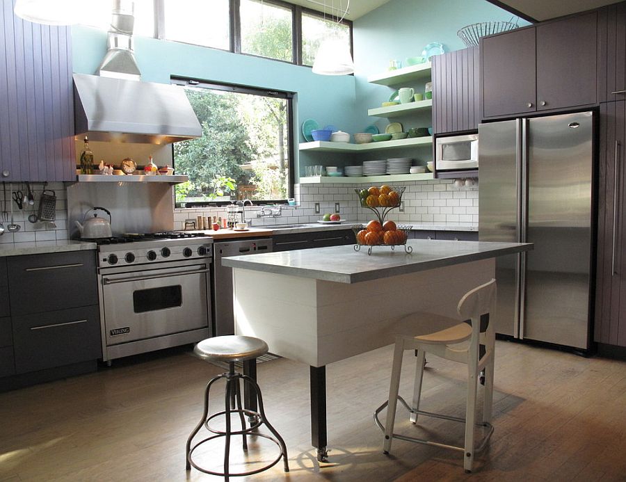 Modern industrial kitchen with a punch of color [Design: artdecor]