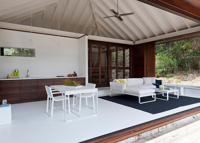 Small Tropical-Style Beach House Opens Up to the World Outside