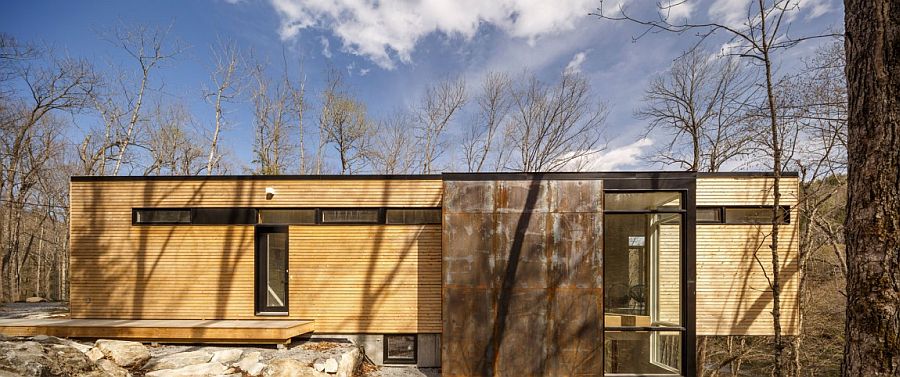 Raw steel elements coupled with soft wooden finishes give the exterior of the cottage a unique look