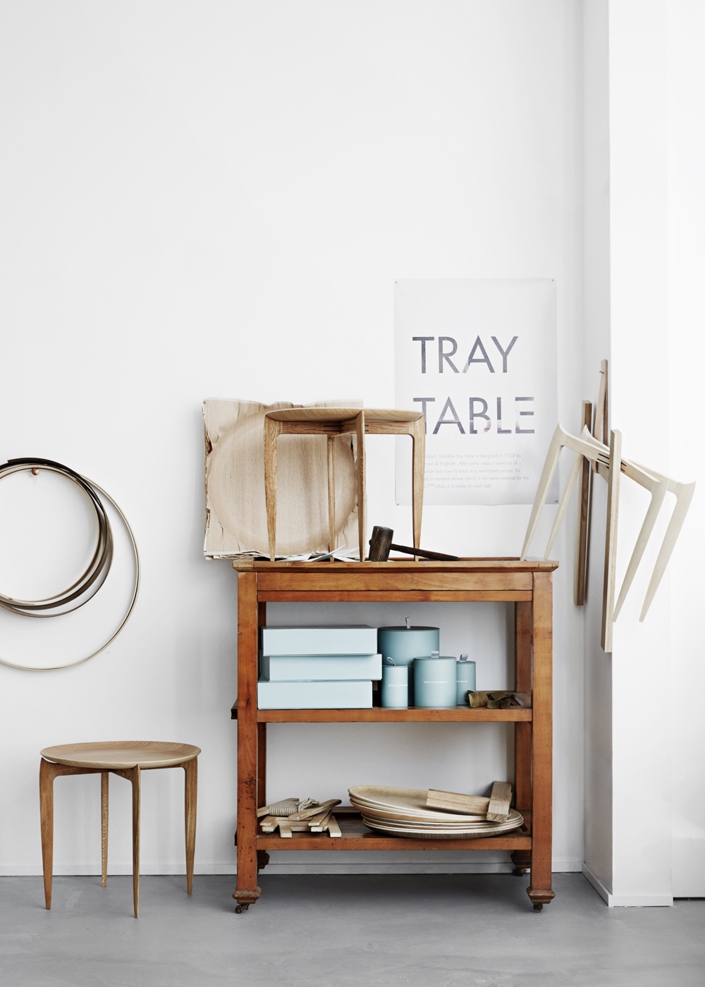 The Danish cabinetmakers Willumsen & Engholm designed and made this refined foldable tray table for Fritz Hansen in 1958. Crafted in moulded veneer, the tray table uses the same material as the Series 7™ chair.