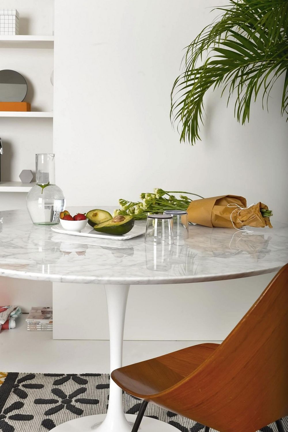 Tulip table with marble top inside the chic Milan apartment