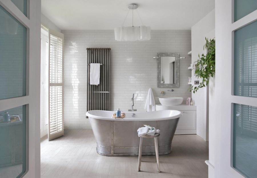 Wood-effect porcelain in a rustic modern bathroom