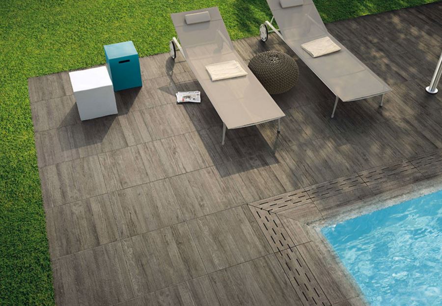 Wood-effect tiles for the pool area