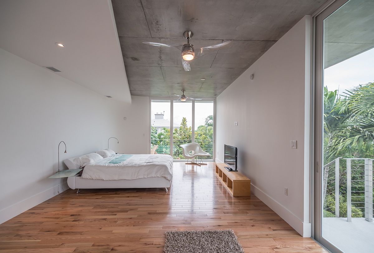 Bedroom on the upper level of modern Dilido Haus in Miami Beach