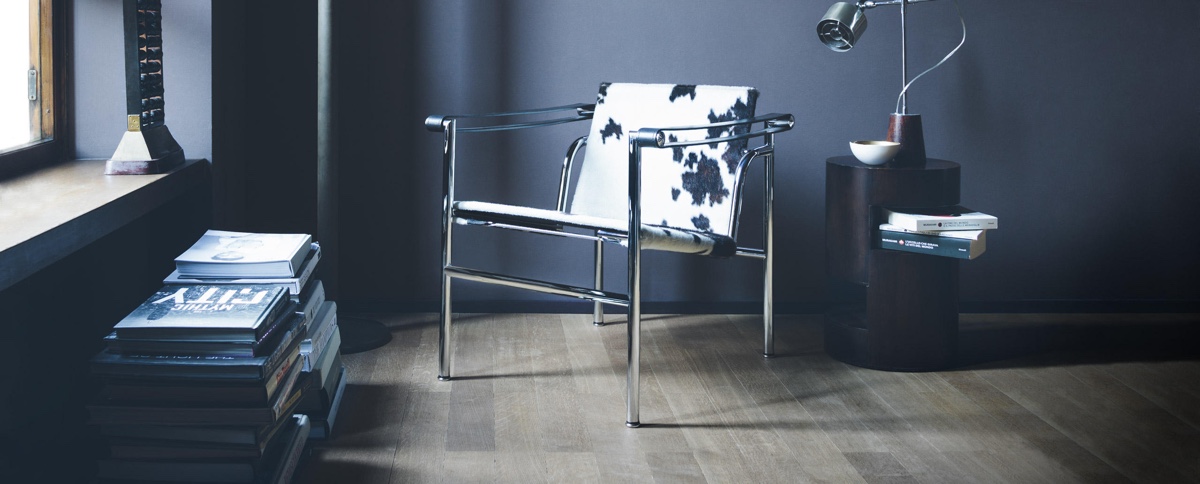 The LC1. Designed in 1928 by Le Corbusier, Pierre Jeanneret and Charlotte Perriand. Image © Cassina.