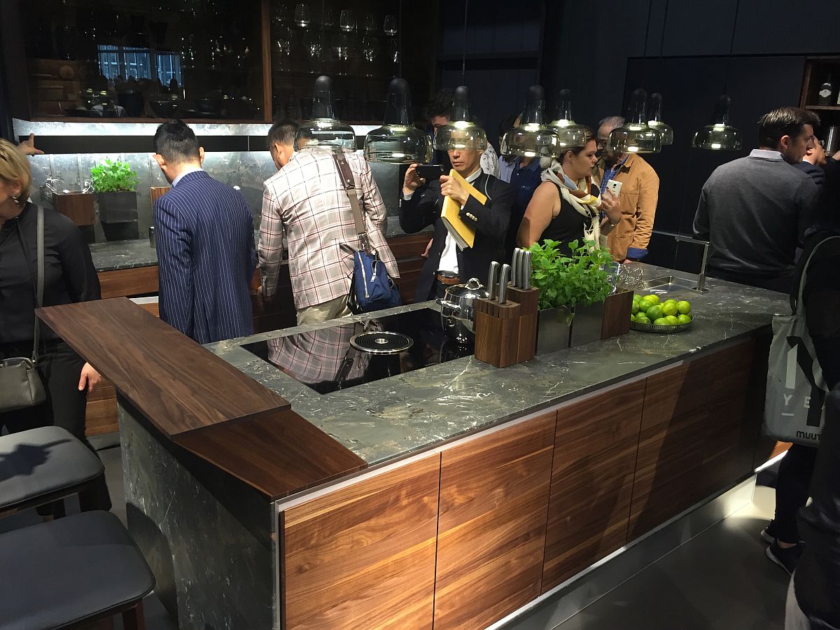 Classy kitchen worktop with extendable prep zone and serving station - Team 7 at Milan 2016