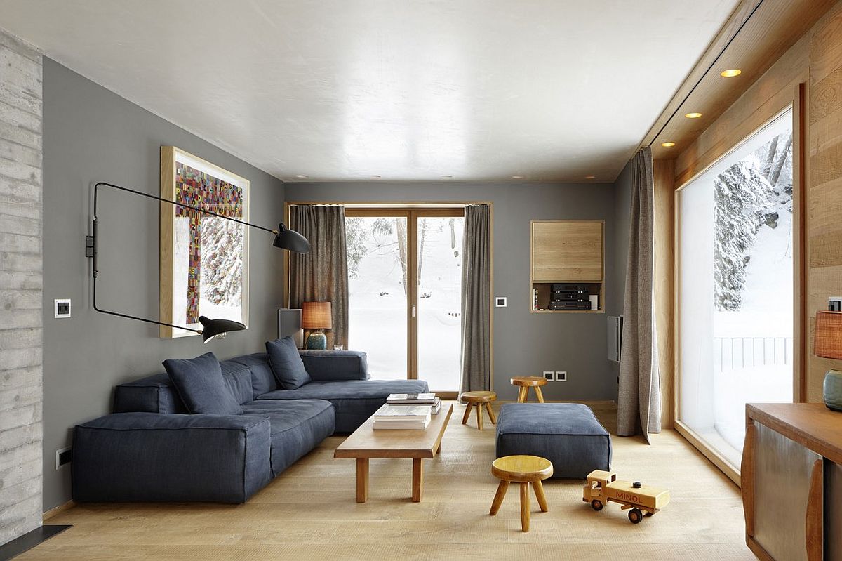 Concrete, solid oak and gray walls shape a beautiful living room