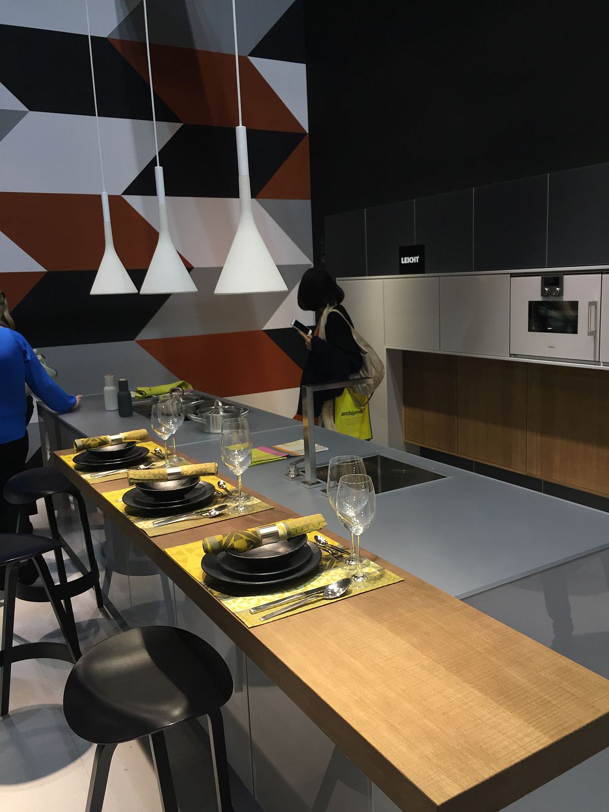 Contemporary kitchen island with breakfast zone - Leicht at EuroCucina 2016