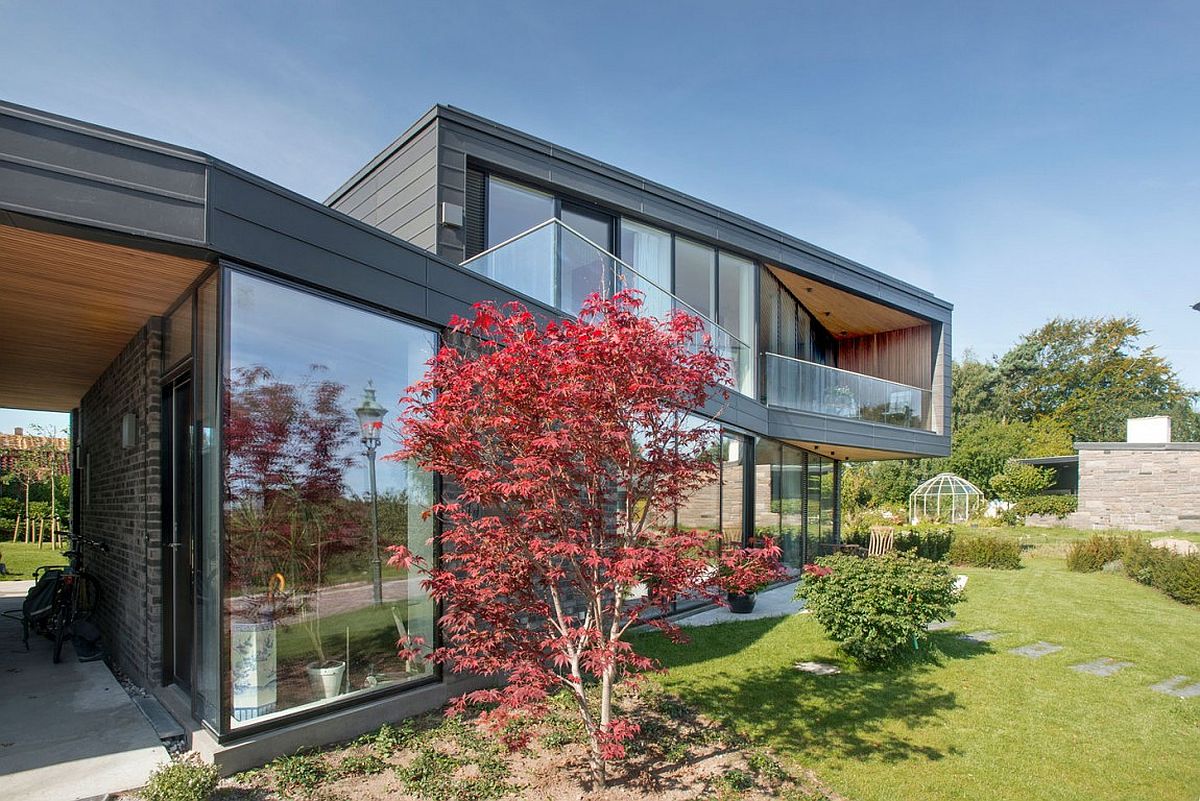 Contemporary residence in Denmark with mirrored parallelogram levels