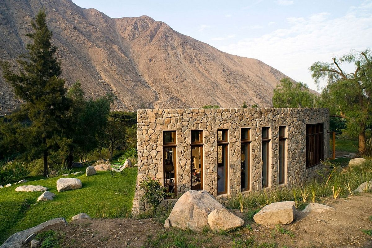 Curved stone wall presents a unqiue visual at Casa Chontay