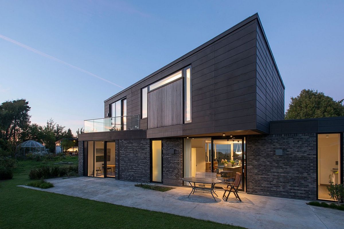 Dark patinated zinc strips give the exterior a unique visual