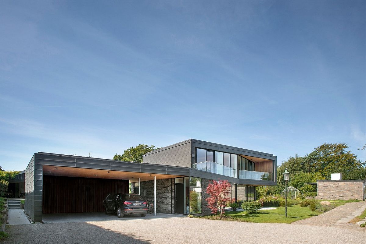 Entry, carport and rooftopgarden level at the expansive private house in Aarhus