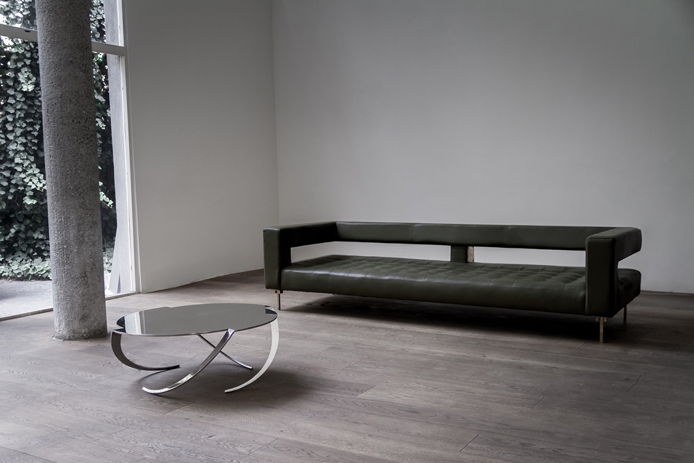 Espiral coffee table by Pedro Ramírez Vázquez and Air sofa by Alexander Díaz Andersson.