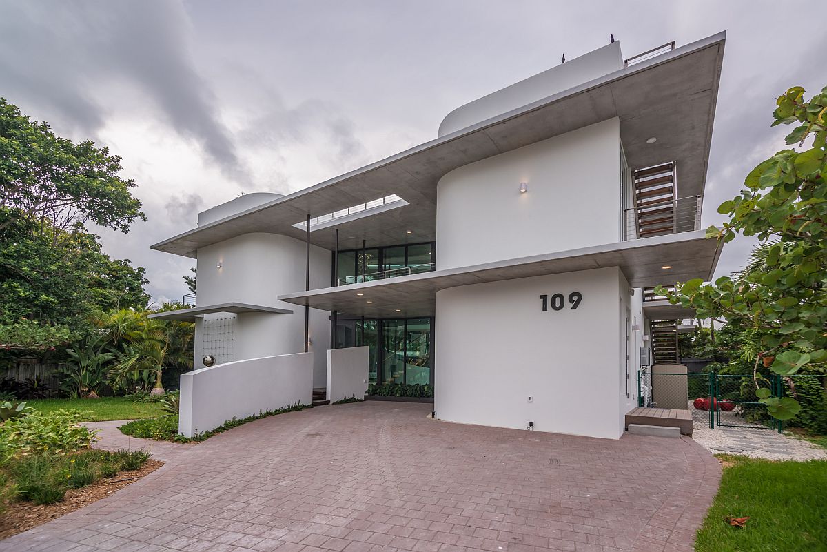 Flat roof structures and curved walls create a fabulous and unique visual