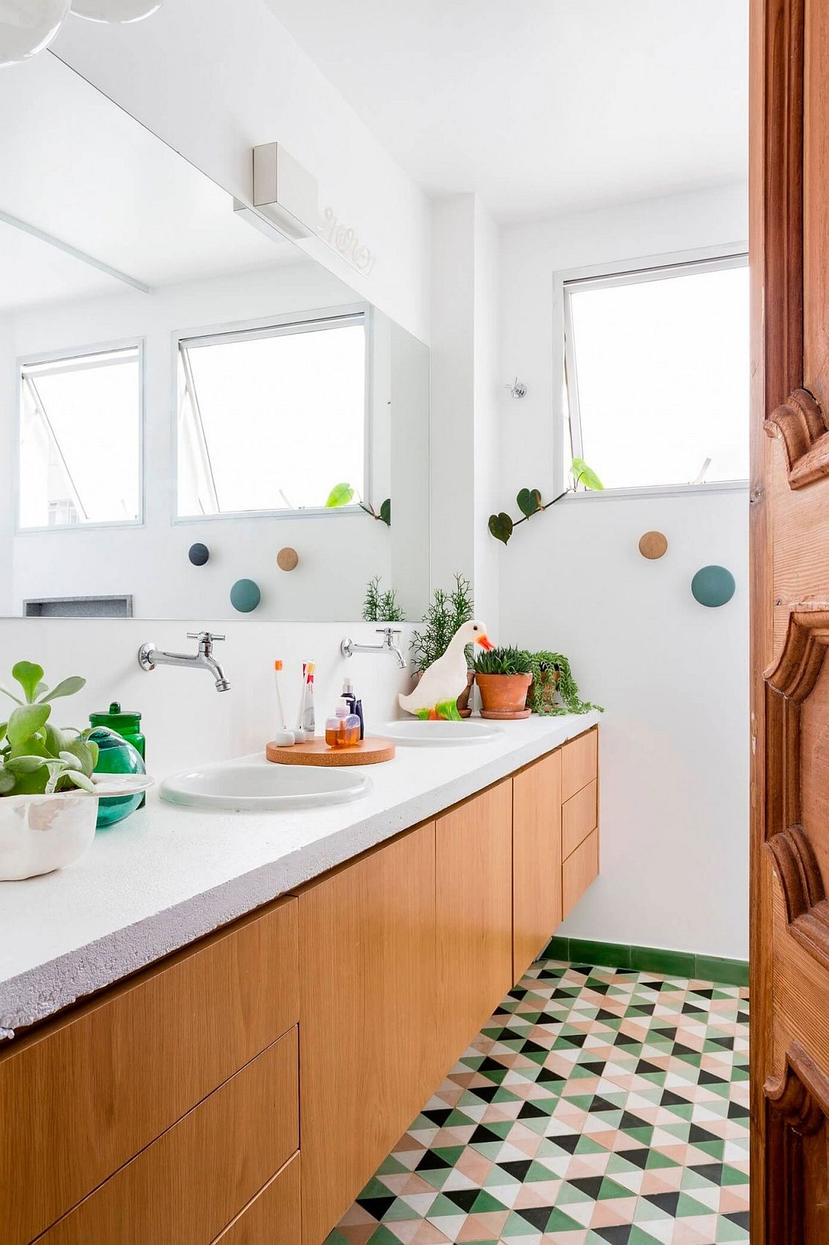 Floating vanity in wood with a cement countertop