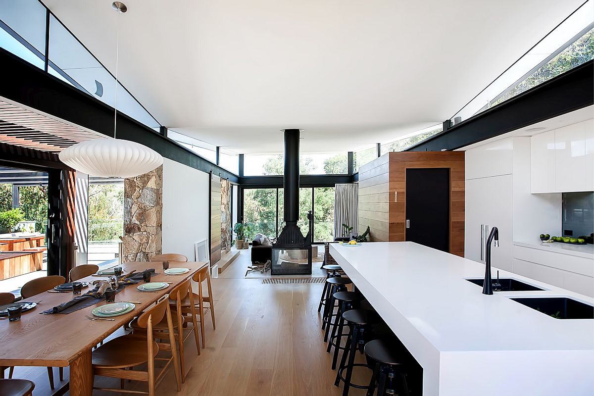 Kitchen and dining area of the Warrandyte Residence in Victoria