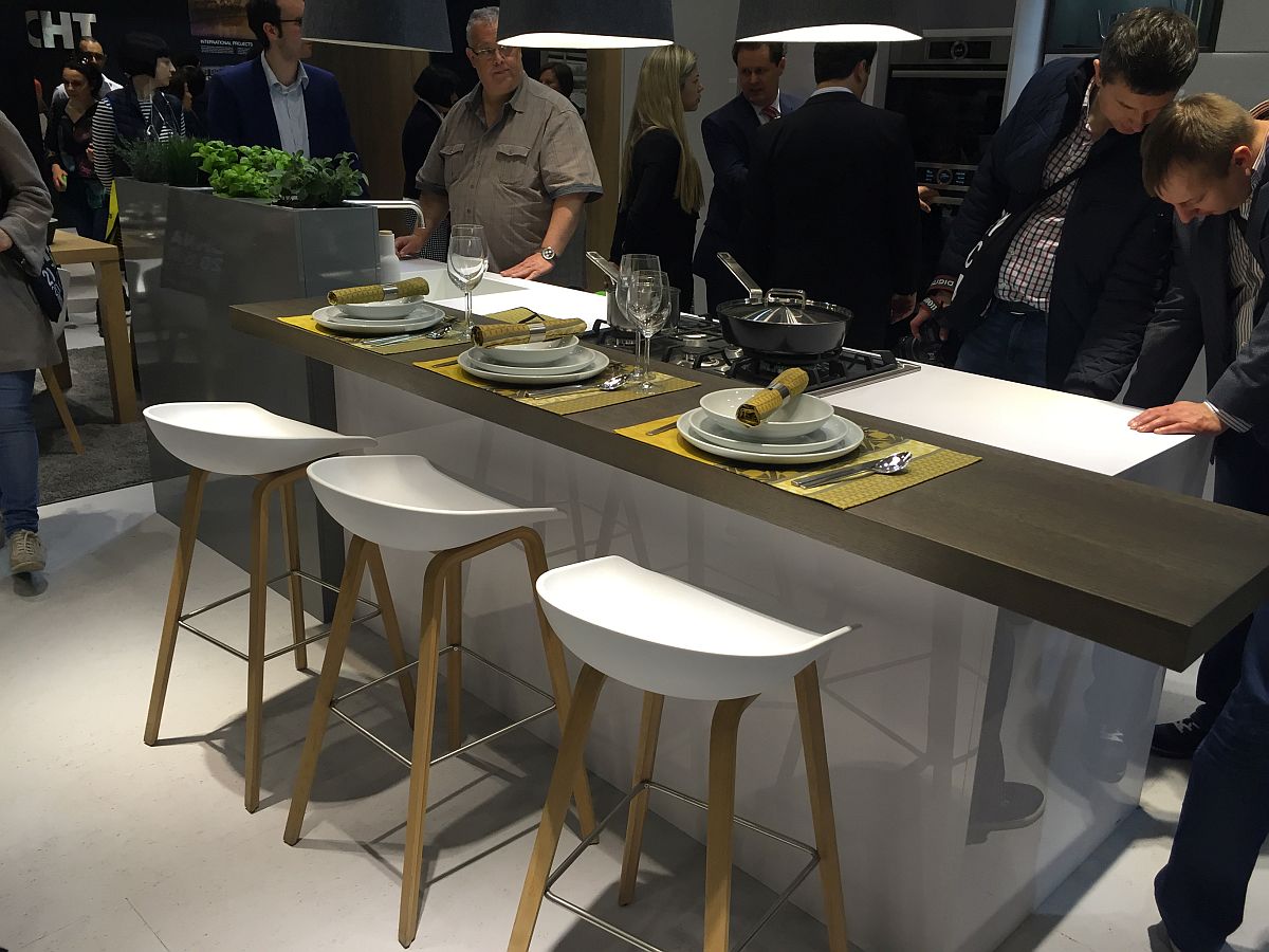 Leicht kitchens at Milan 2016 showcase the trend of social kittchens that have plenty of room for the entire family