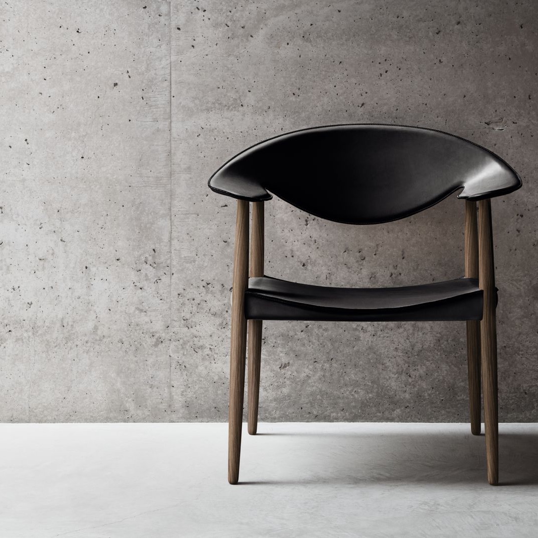 Metropolitan Chair in walnut and black leather. Image © Carl Hansen & Søn.