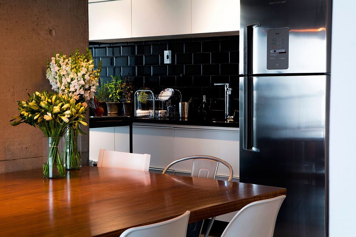 Nifty kitchen design makes great use of corner space