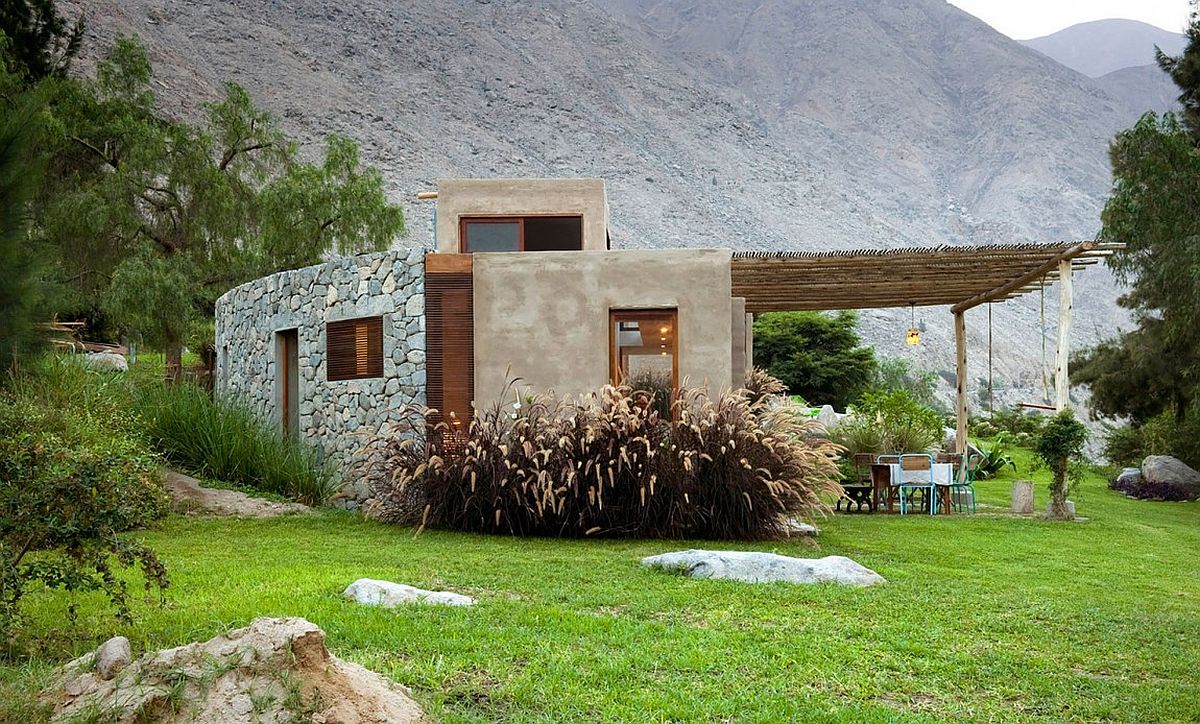 Organic design of Casa Chontay links it with the mountainous landscape