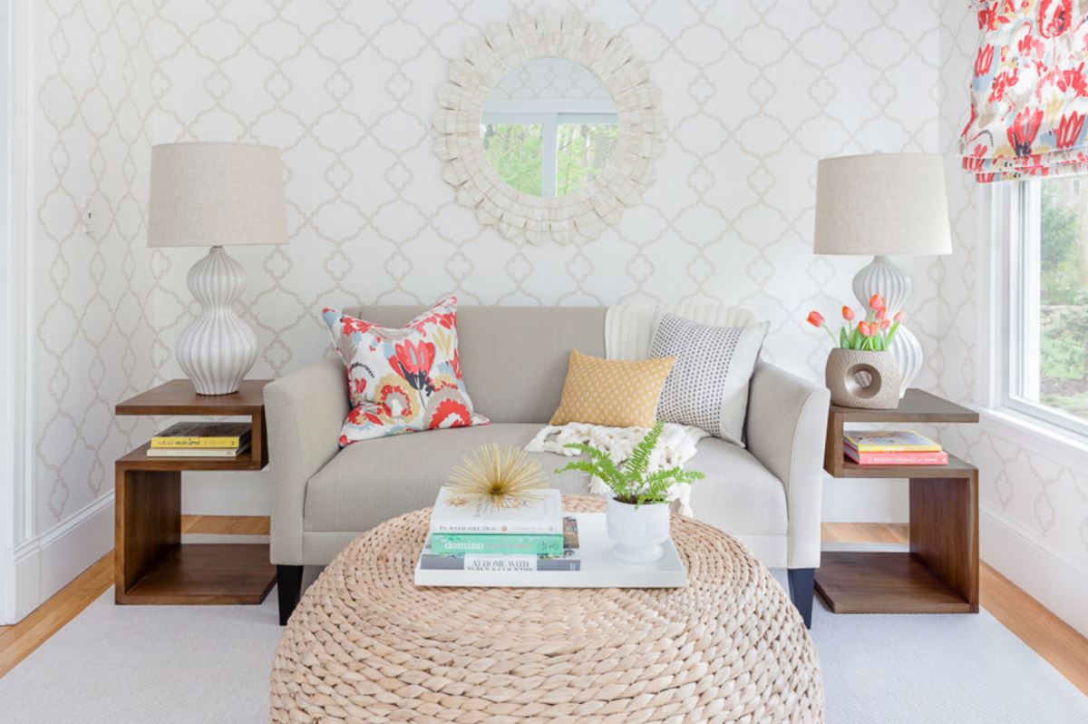 Pouf coffee table in a wallpapered room