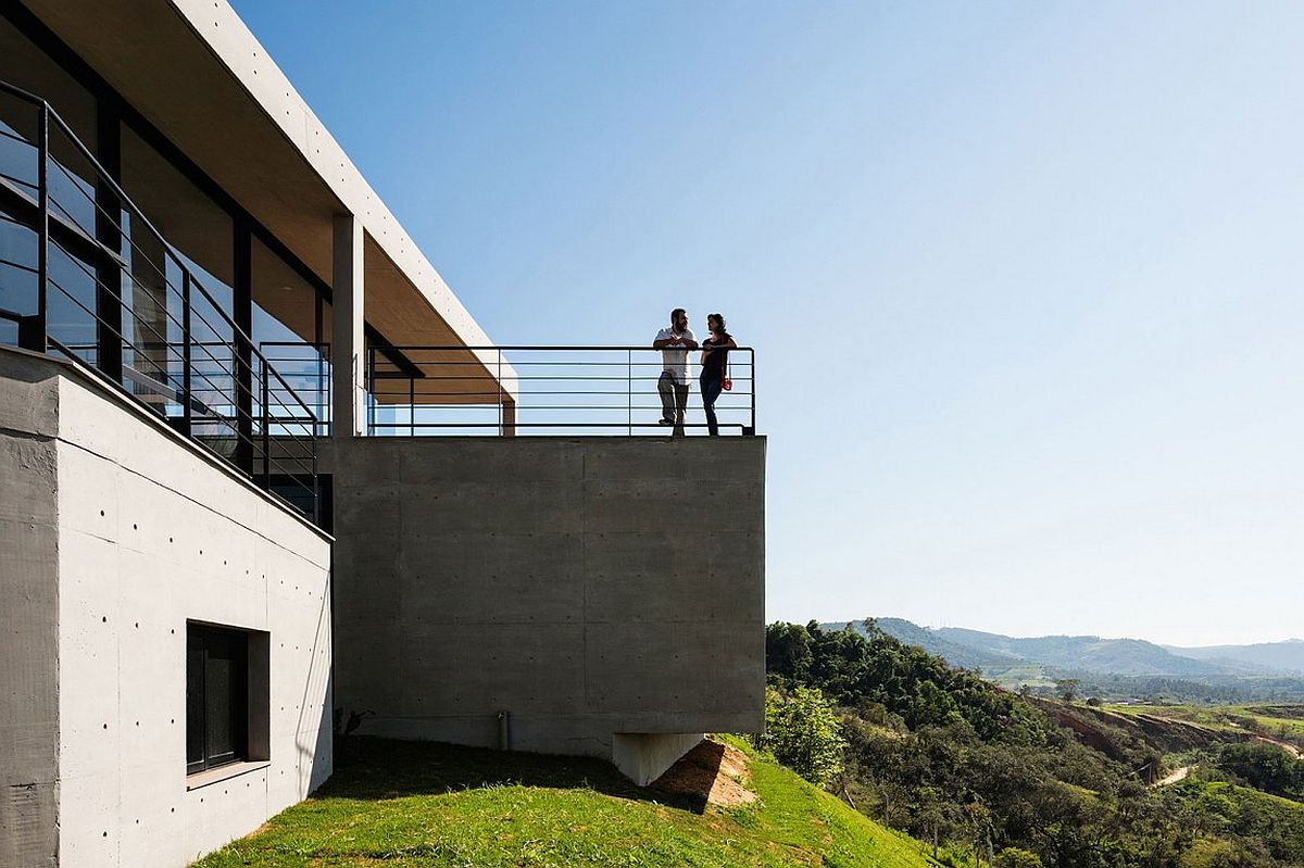 Reinforced concrete cast on site shapes the dashing Brazilian home