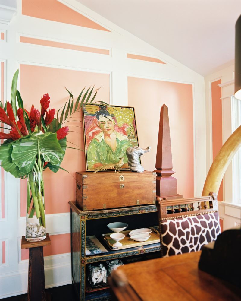 Sculptural obelisk in a rosy living room