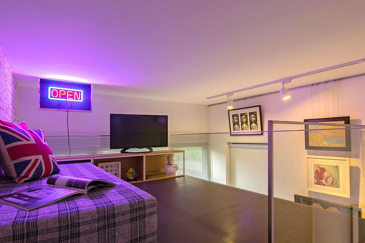 Smart entertainment space in the loft nook
