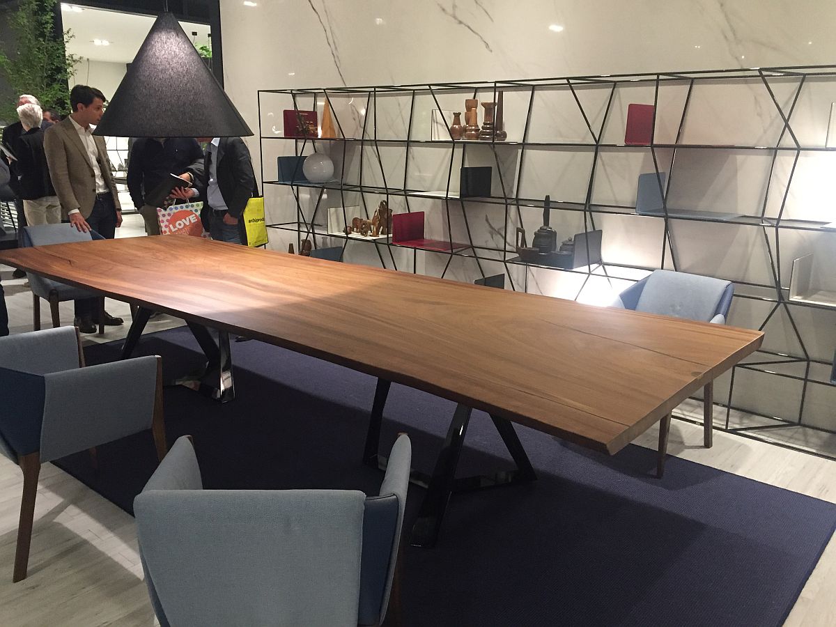 Snazzy shelf in the backdrop is great for both the contemporary and industrial home office