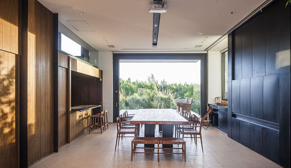 Stackable doors open up teh dining space towards the garden outside