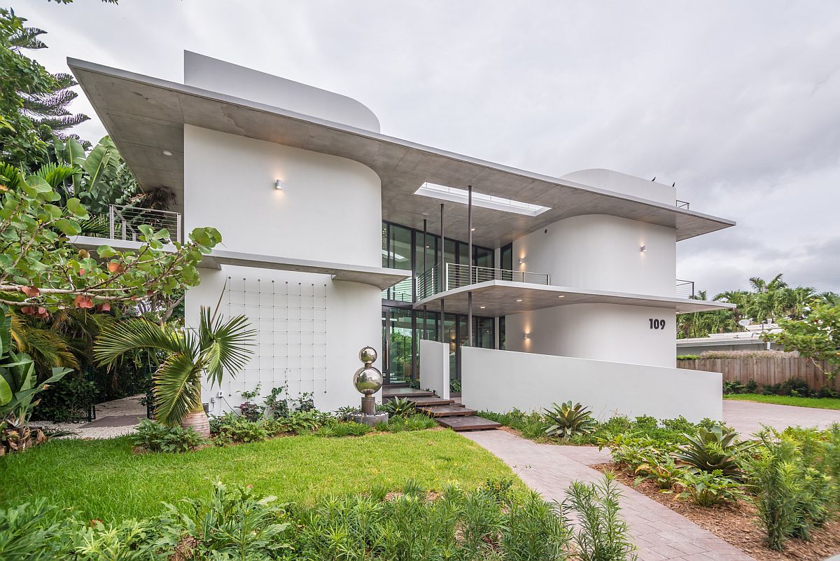 Twin round cornered blocks shape the cool home of Miami