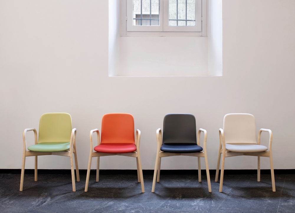 The Two Tone chair, designed by Ichiro Iwasaki, sets two different colours side by side on the chair's backrest and seat. Image © Iwasaki Design Studio.