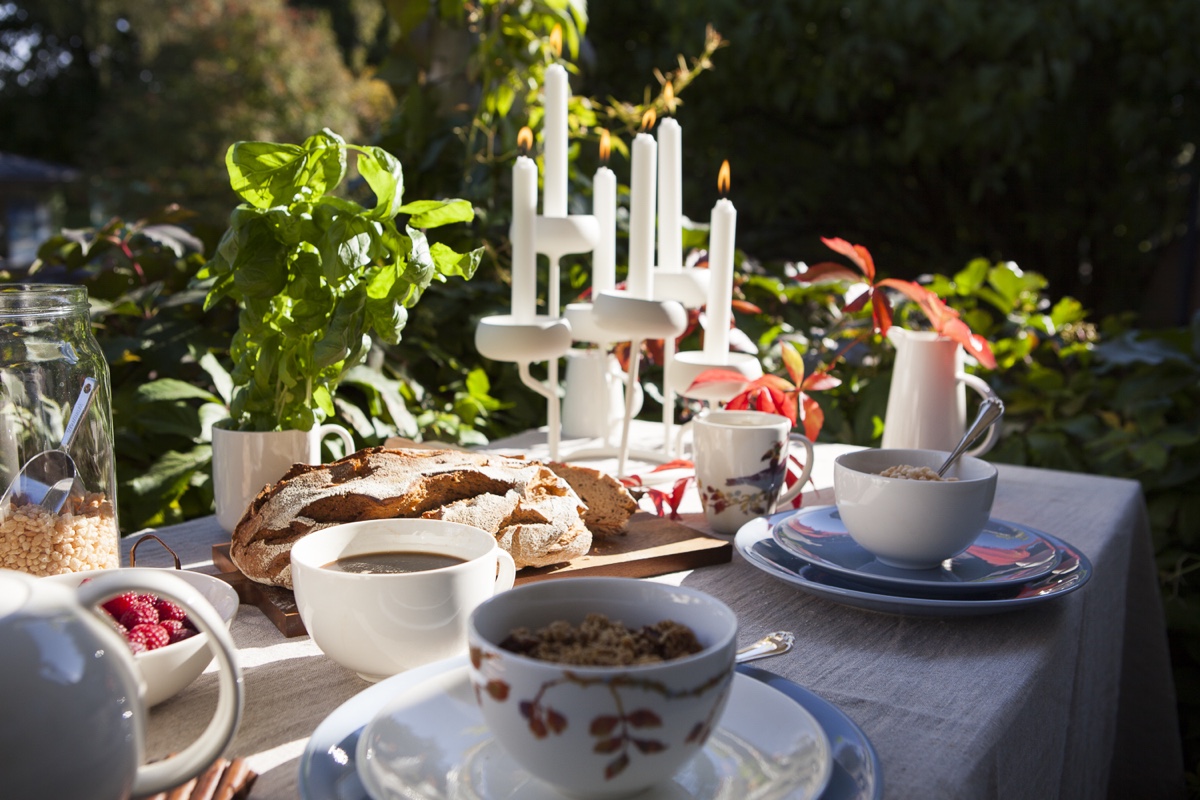 24h Iltalaulu&Usva. The 24h Iltalaulu tableware has a bird pattern designed by Vincent Bakkum that complements the clean white 24h tableware designed by Heikki Orvola. The 24h Usva tableware has a serene blue-grey colour.