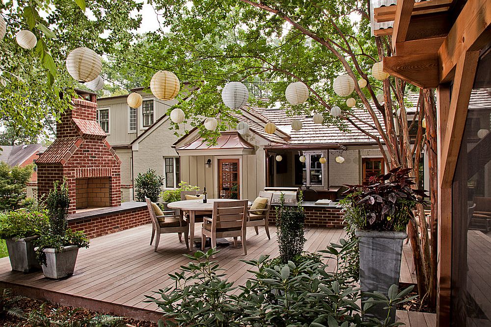 A lineup of paper lanterns does add festive cheer to the deck [Design: Bland Landscaping Company]