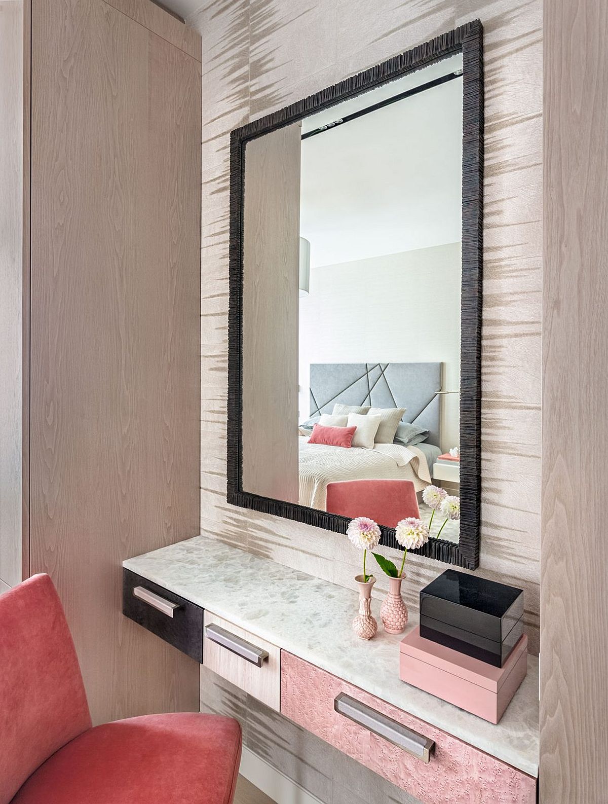 A touch of coral and pink invigorates the neutral setting