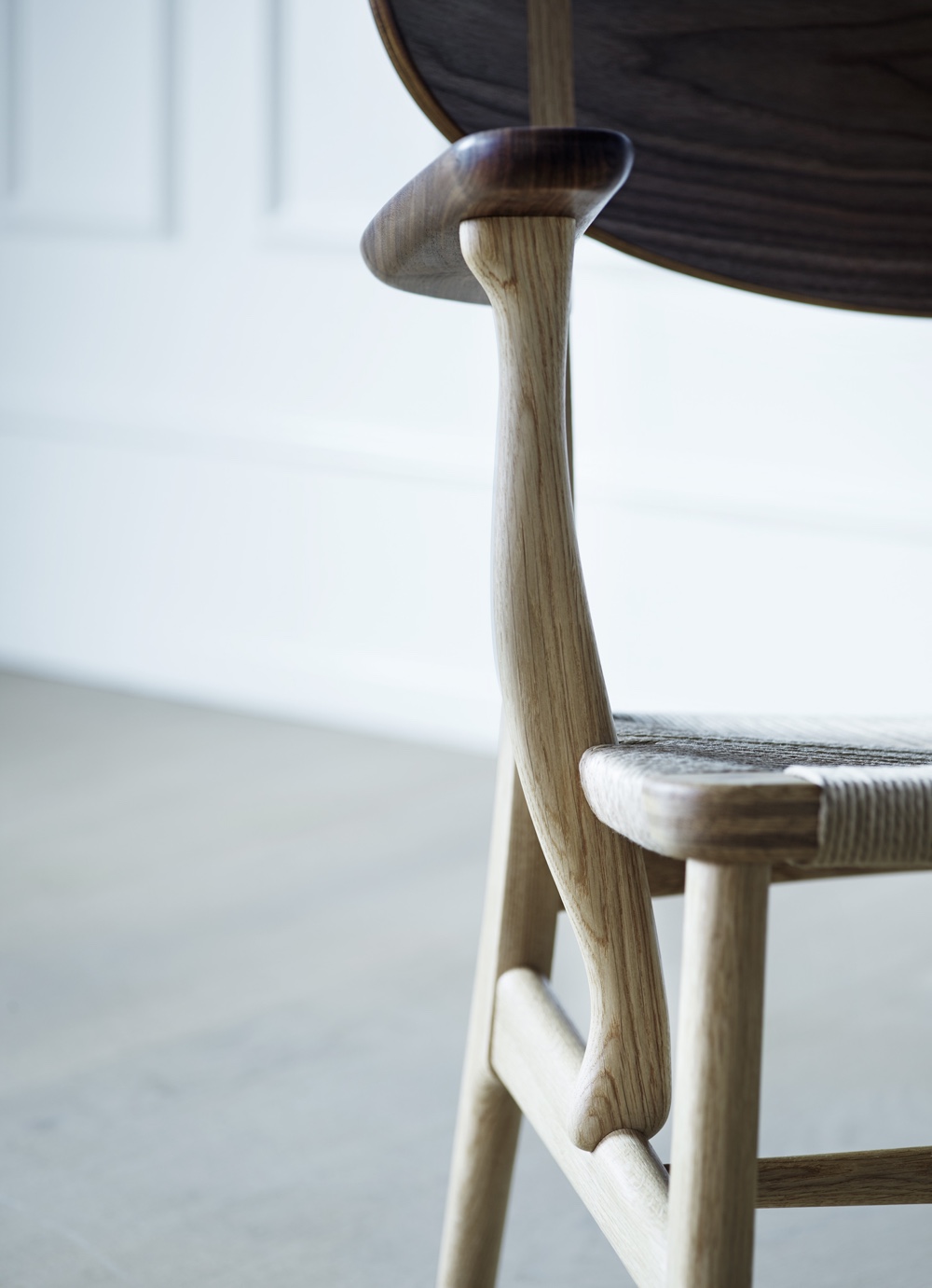 CH22 lounge chair: armrest detail, in an oak and walnut mix.