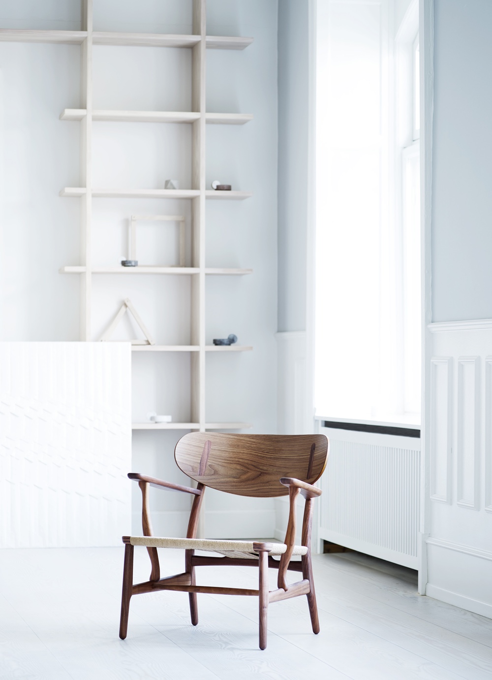 CH22 lounge chair in walnut.