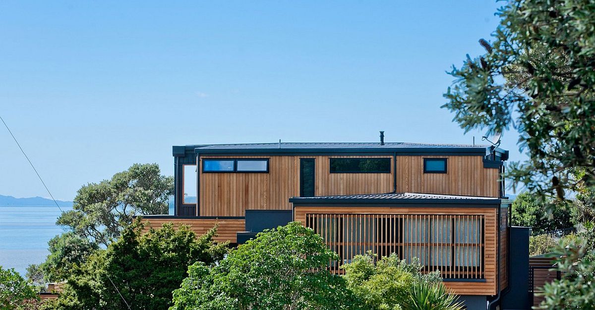 Contemporary cliff-top home in Auckland with fabulous sea views