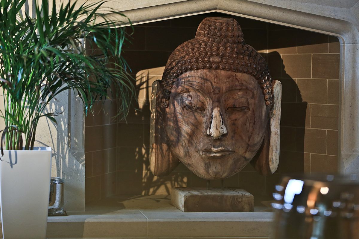 Decorating inspiration from the East with the beautiful Buddha's head