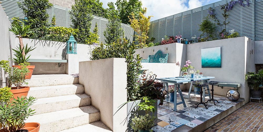 Eclectic patio with Mediterranean flavor thanks to the patchwork tiled flooring