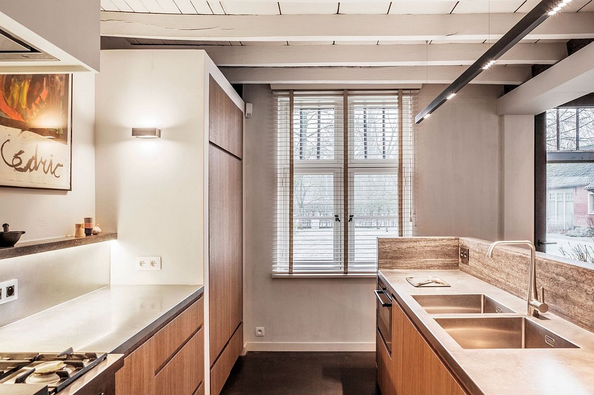 Ergonomic and unique kitchen with stone island and oak veneer cabinets