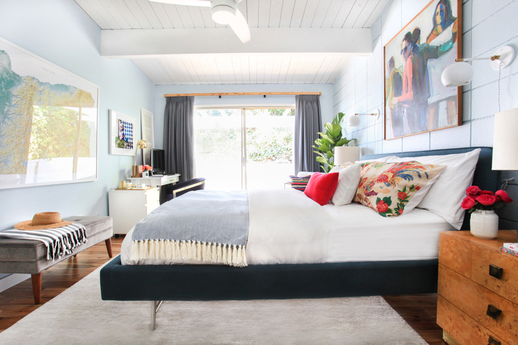 Guest room with a bench